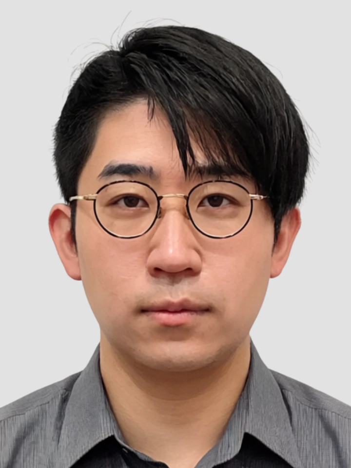 パスポート用証明写真の変換後：規格に適合した女性の証明写真